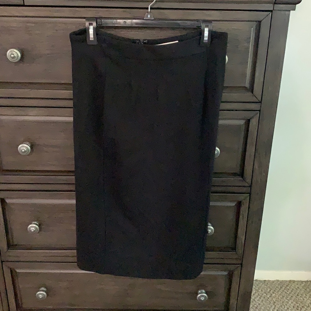 Ann Taylor LOFT black pencil skirt. Size 10.